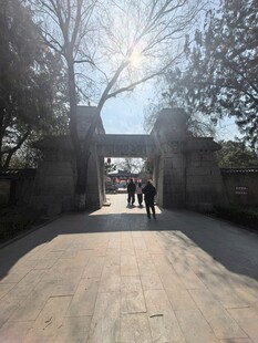 阳光照耀下的大门入口