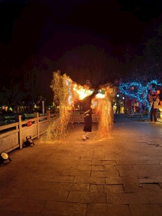 夜晚街头的烟火表演