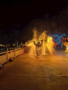 夜晚河畔的绚烂烟花表演