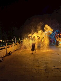 夜晚喷泉处的光影舞动