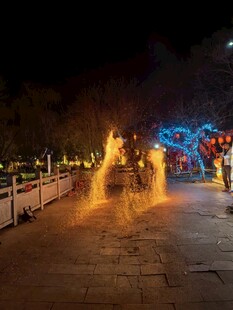 夜晚精彩的铁花表演场景