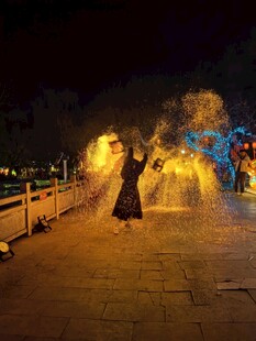 夜中舞者洒出绚丽光雾