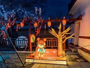 古景夜下的温馨人物场景