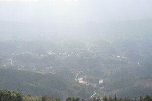 山间晨景 阳光洒落山谷