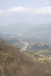 山间远景俯瞰秀丽风光