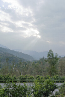 山间云雾缭绕的宁静景致