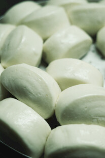 新鲜白馒头整齐摆放