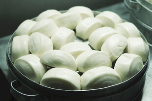 蒸笼里的白胖大馒头