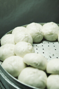 蒸笼里的美味白胖包子
