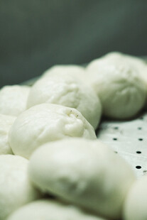 新鲜手工白面团整齐摆放