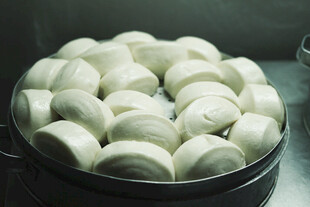 蒸笼里的美味白面大馒头
