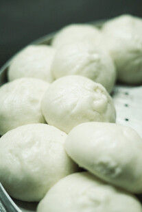 新鲜白胖的手工大馒头