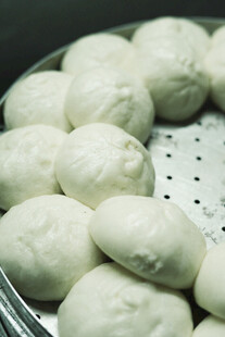 蒸笼里的新鲜白胖包子