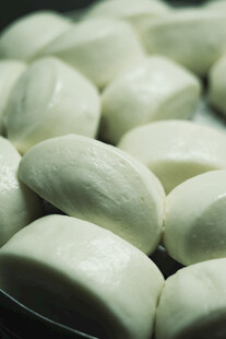 新鲜白馒头整齐摆放