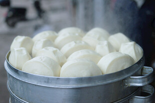 蒸笼里的美味白馒头