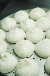 新鲜出炉的美味白面包子