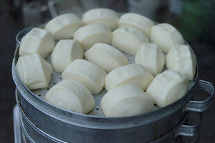 蒸笼里的美味白面馒头