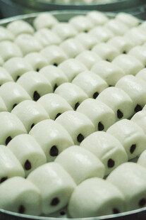 整齐摆放的豆沙馅白馒头