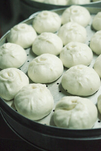 蒸笼里的美味白胖包子