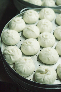 蒸笼里的美味白胖包子