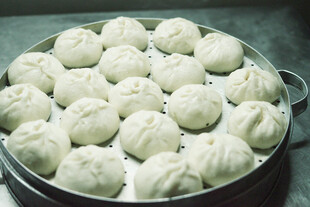 蒸笼里的美味白胖包子