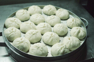 蒸笼里的美味包子