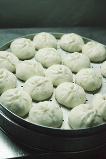 盘中待蒸的美味白面馒头