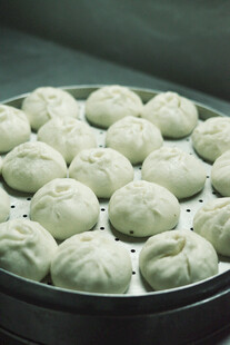 蒸笼里的美味白面包子