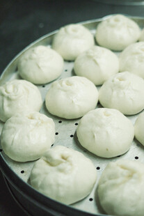 蒸笼里的美味白胖包子