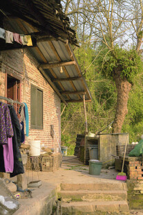 乡村小屋旁的日常晾晒场景