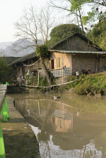 乡村水边古朴民居景象