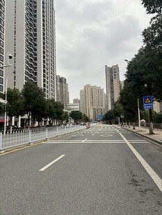城市空旷街道与高楼景观
