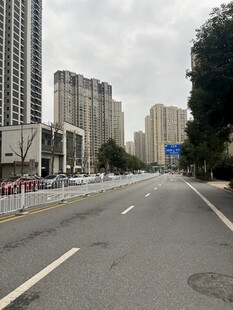 城市空旷道路与高楼景观