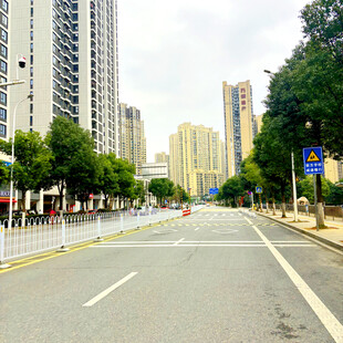 城市空旷街道与林立高楼