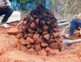 农村户外窑鸡堆砌的石头炉灶场景