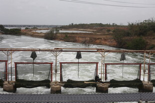 工人检修水闸设施