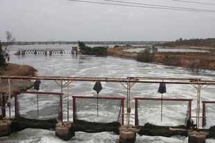 水闸处的湍急水流景象