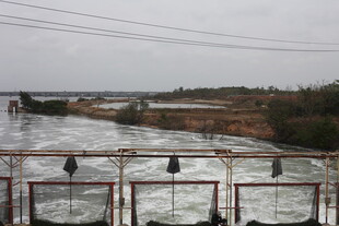 湍急河流旁的防护设施