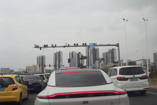 城市道路拥堵中的车辆景观