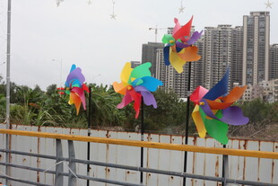 彩色风车在城市背景中摇曳