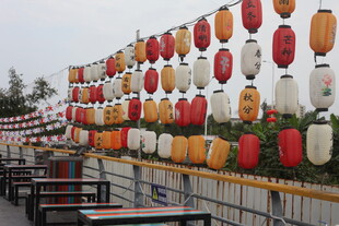 户外多彩灯笼整齐排列