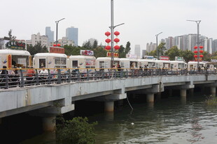 桥上多彩餐车沿河而立