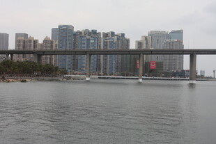 城市江边桥梁风景图