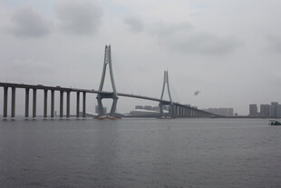 跨海大桥横跨宽阔海面