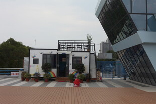 现代建筑与传统建筑并存