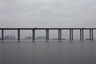 海上长桥横跨宽阔水域