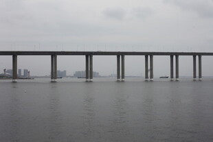 水上长桥横跨广阔水域