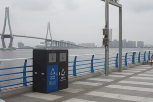 江边步道上的蓝色设备