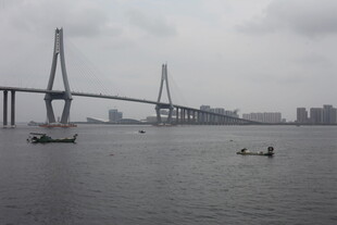 江上大桥与船只景象