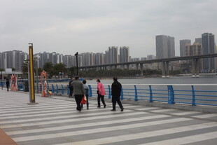 江边步道行人漫步景象